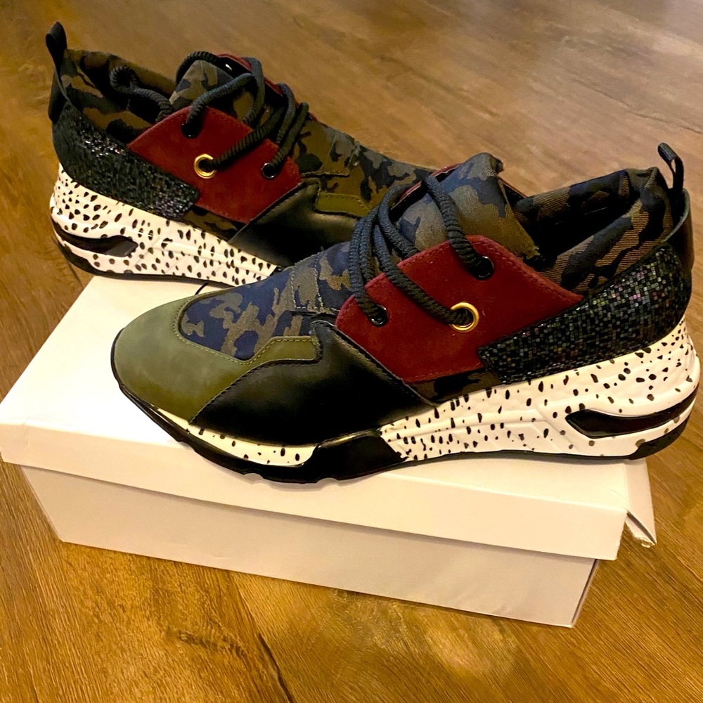 Brand new never worn Steve Madden sneakers